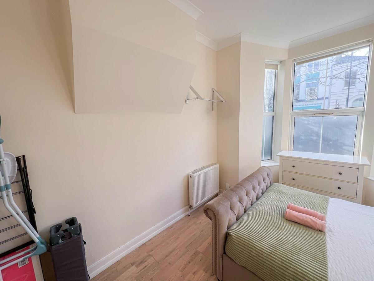 1-Bedroom Flat With Small Garden & Paid Parking In Finsbury Park, Highbury Londra Esterno foto