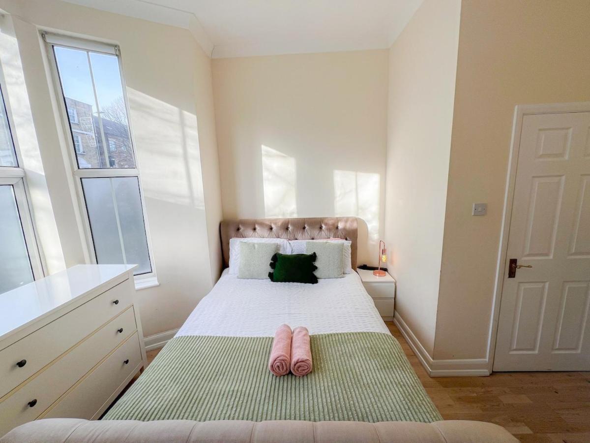 1-Bedroom Flat With Small Garden & Paid Parking In Finsbury Park, Highbury Londra Esterno foto