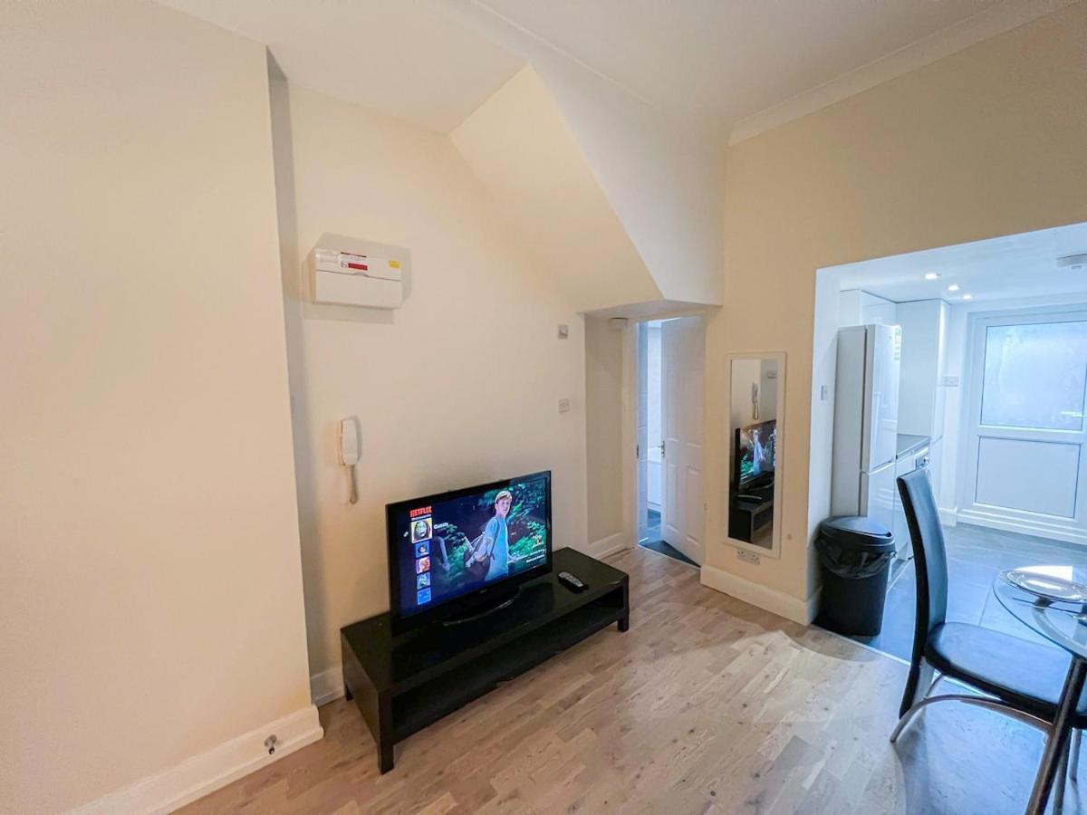 1-Bedroom Flat With Small Garden & Paid Parking In Finsbury Park, Highbury Londra Esterno foto