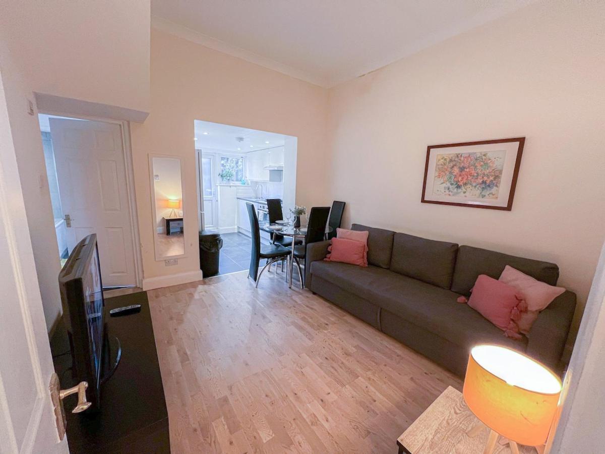 1-Bedroom Flat With Small Garden & Paid Parking In Finsbury Park, Highbury Londra Esterno foto