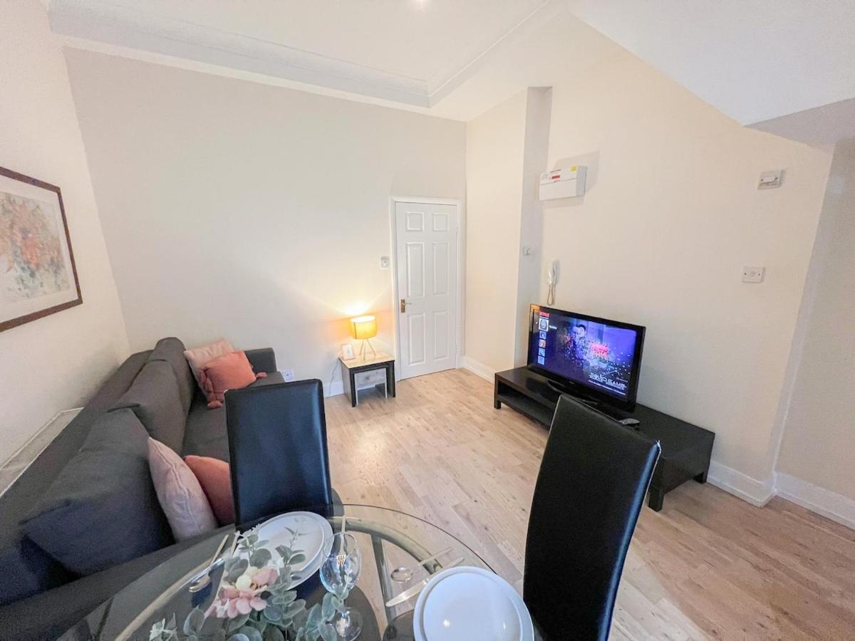 1-Bedroom Flat With Small Garden & Paid Parking In Finsbury Park, Highbury Londra Esterno foto