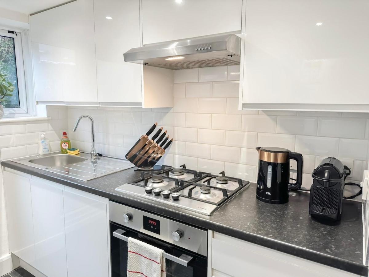1-Bedroom Flat With Small Garden & Paid Parking In Finsbury Park, Highbury Londra Esterno foto