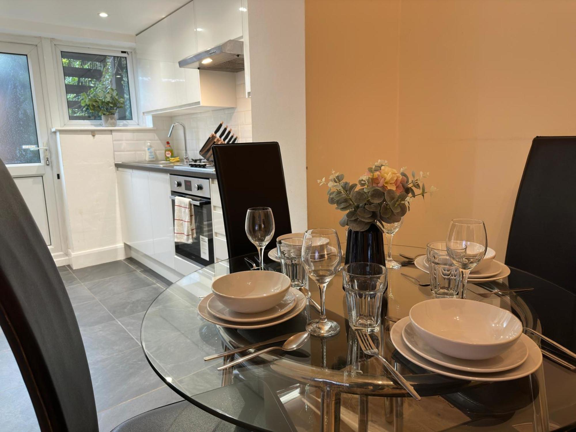 1-Bedroom Flat With Small Garden & Paid Parking In Finsbury Park, Highbury Londra Esterno foto